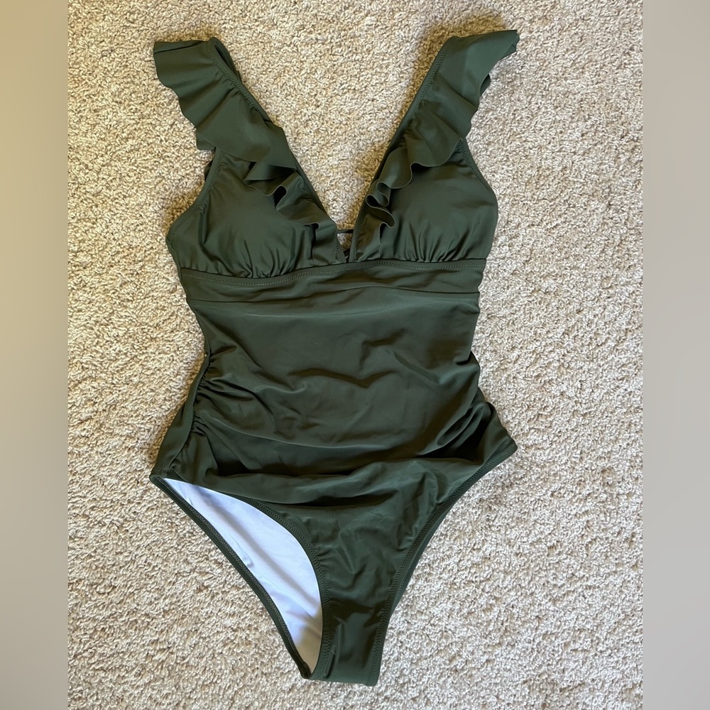 CUPSHE Women's Ruffled One Piece Swimsuit V Neck Lace Up Size Large NWT